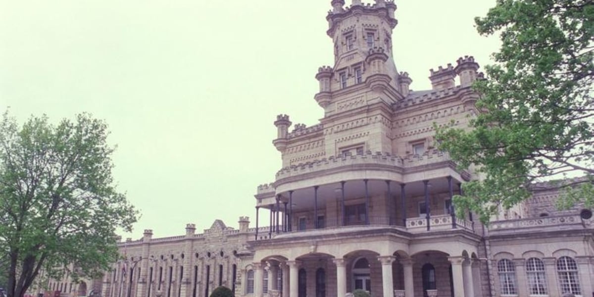 Inmate punches correctional officer at Anamosa State Penitentiary