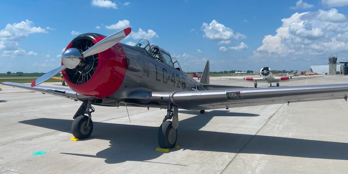 Former NASA astronaut flies WWII-era planes in Dubuque ahead of Wisconsin air show