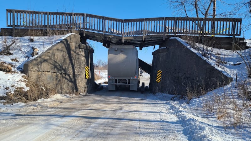 The accident resulted in the collapse of the bridge after the vehicle was removed.