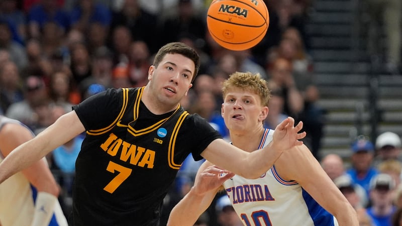 Iowa forward Alvaro Folgueiras (7) and Florida forward Thomas Haugh (10) go after a loose ball...