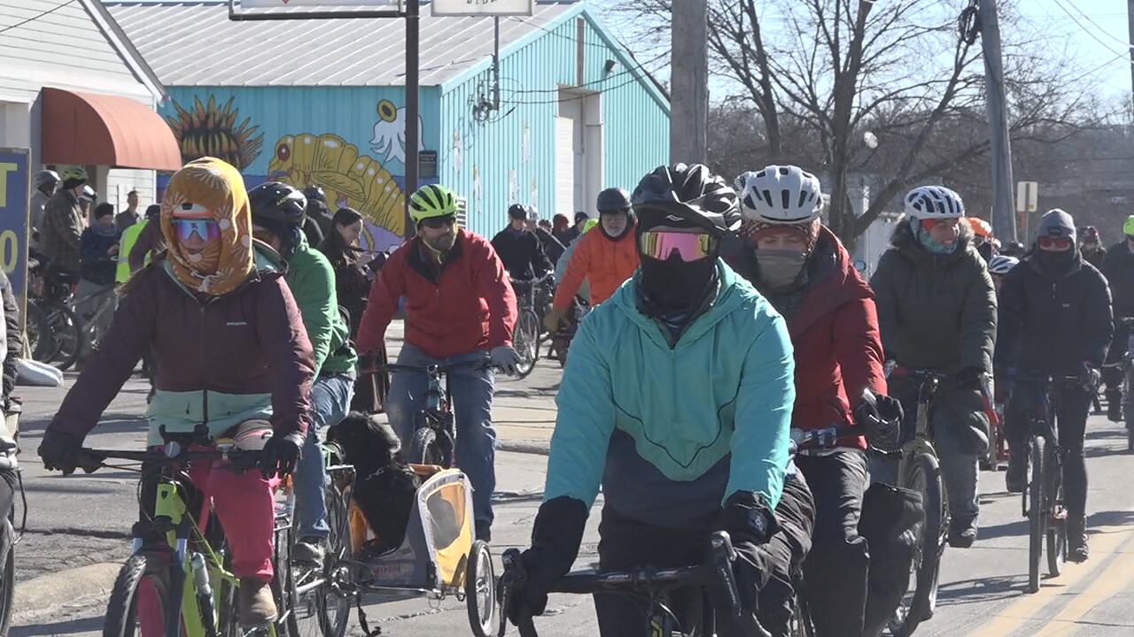 Iowa City cyclists come together for bike ride to remember the life of Alex Pretti