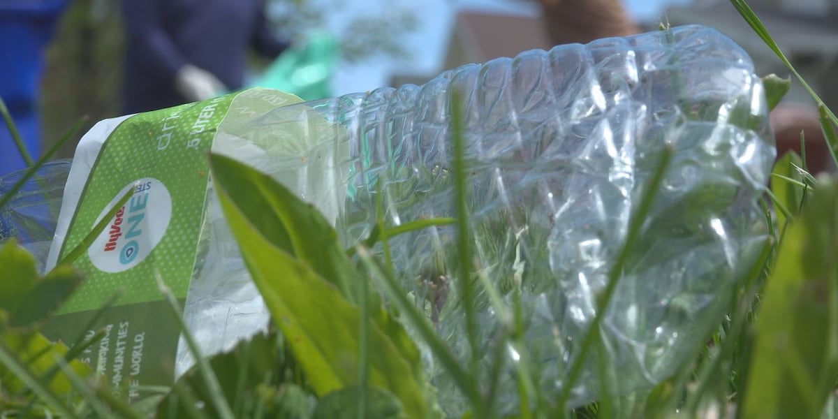 Volunteers help clean up Cedar Rapids neighborhood