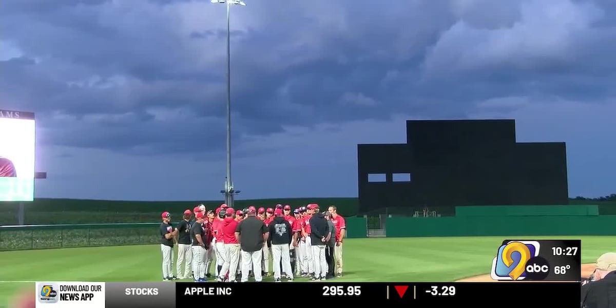 Fans turn out at Field of Dreams to watch Western Dubuque make history