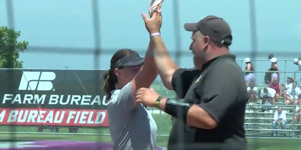 Edgewood-Colesburg pulls unlikely upset, Eastern Iowa contenders move on at state softball