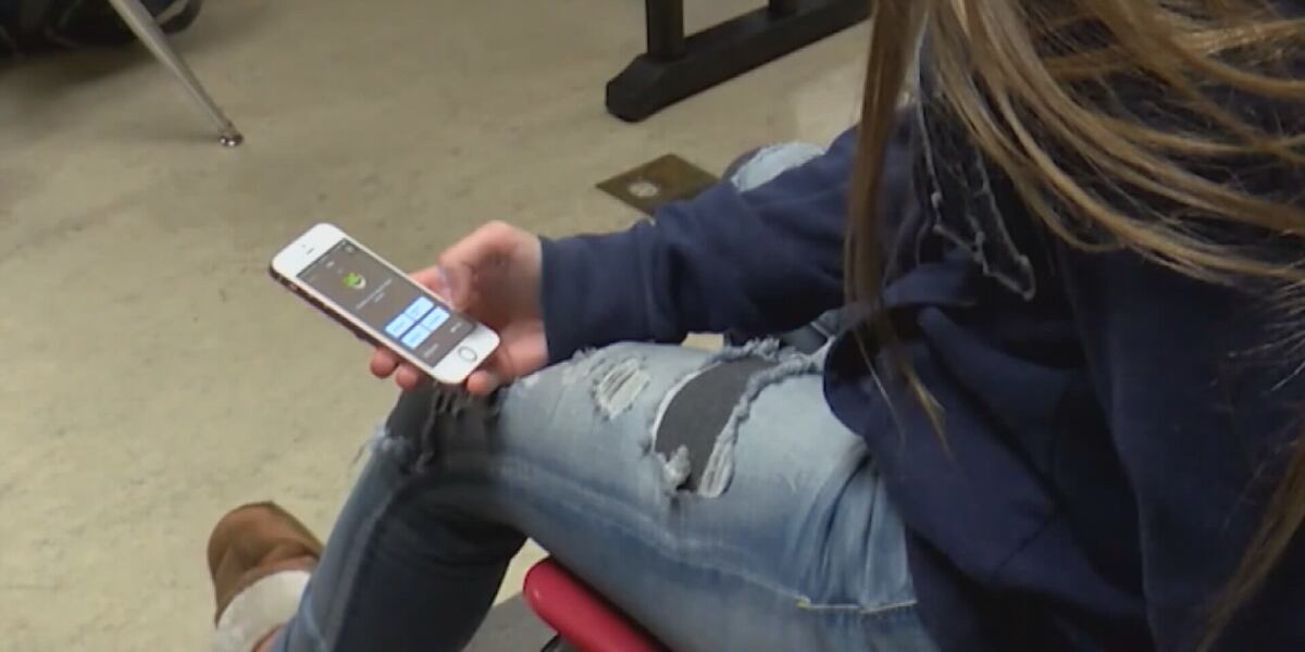 Iowa House passes bill to restrict cell phone use in classrooms